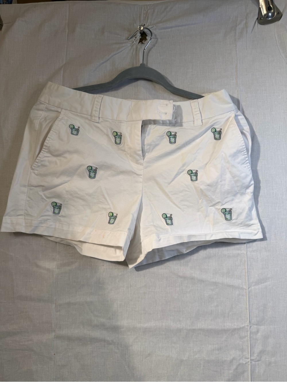 Vineyard Vines Size 4 White Embroidered Cocktail Motif Women’s Shorts